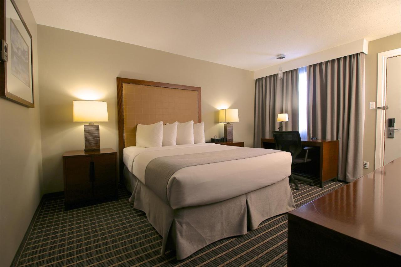 ทราเวลลอดจ์ บาย วินด์แฮม เมดิซิน แฮต Hotel เมดิซีนแฮท ภายนอก รูปภาพ