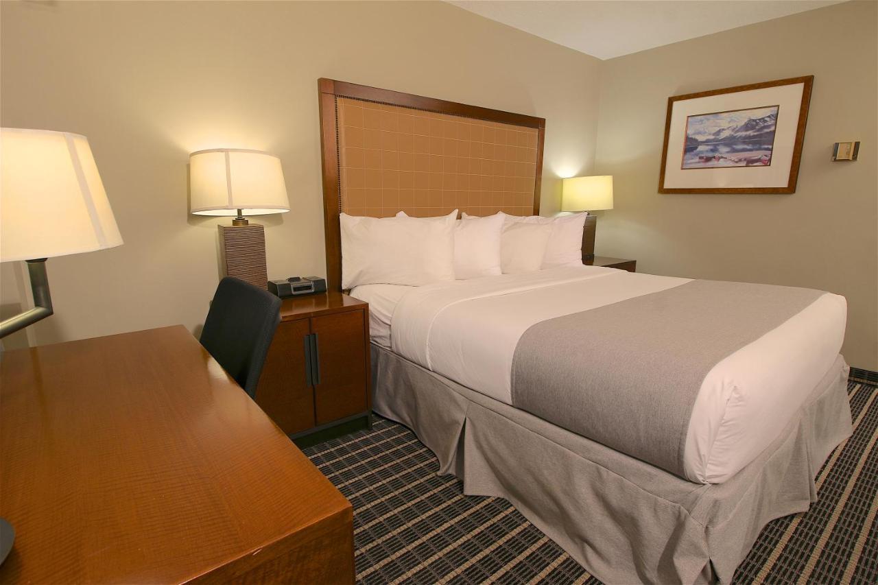ทราเวลลอดจ์ บาย วินด์แฮม เมดิซิน แฮต Hotel เมดิซีนแฮท ภายนอก รูปภาพ
