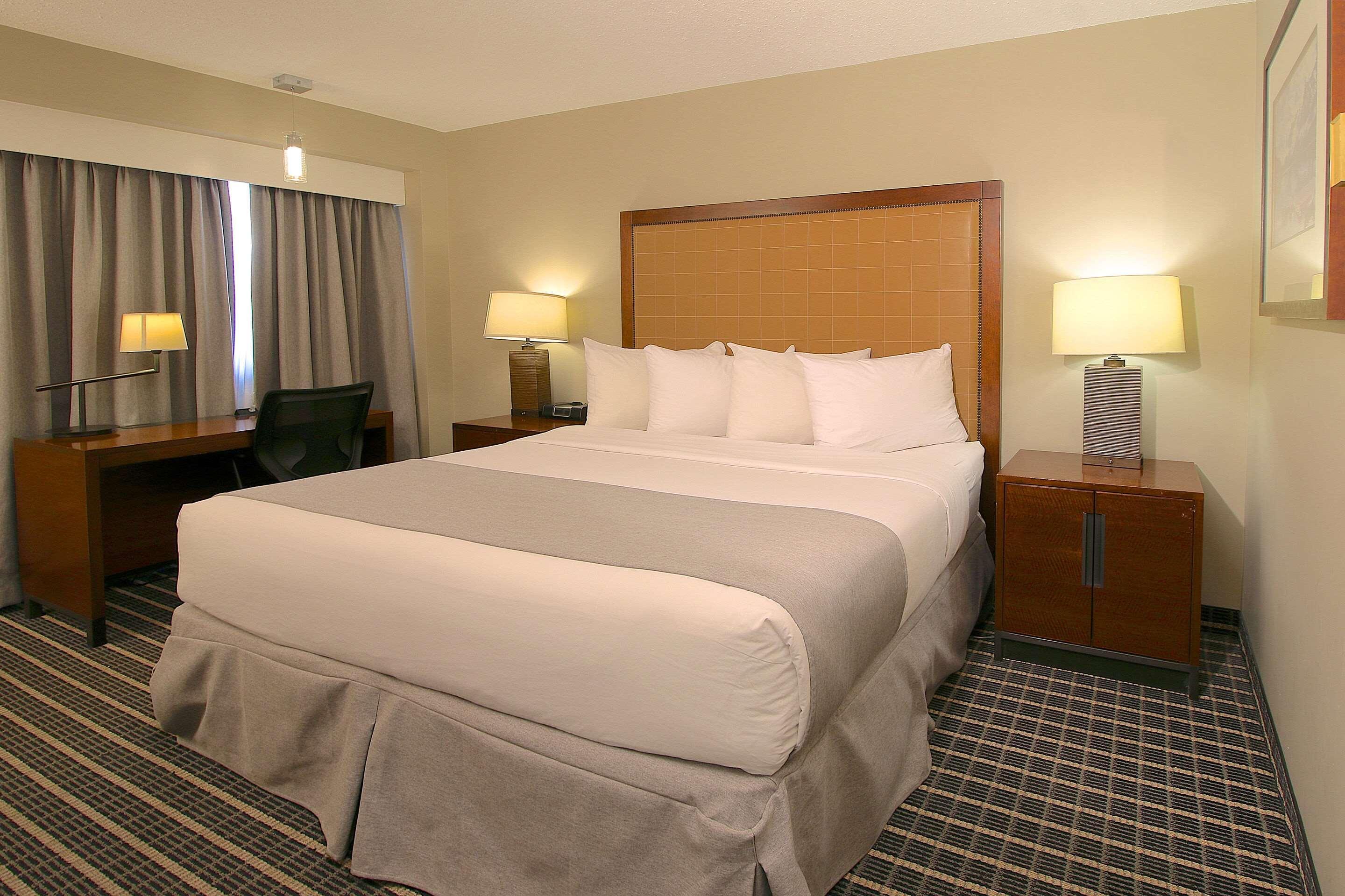 ทราเวลลอดจ์ บาย วินด์แฮม เมดิซิน แฮต Hotel เมดิซีนแฮท ภายนอก รูปภาพ