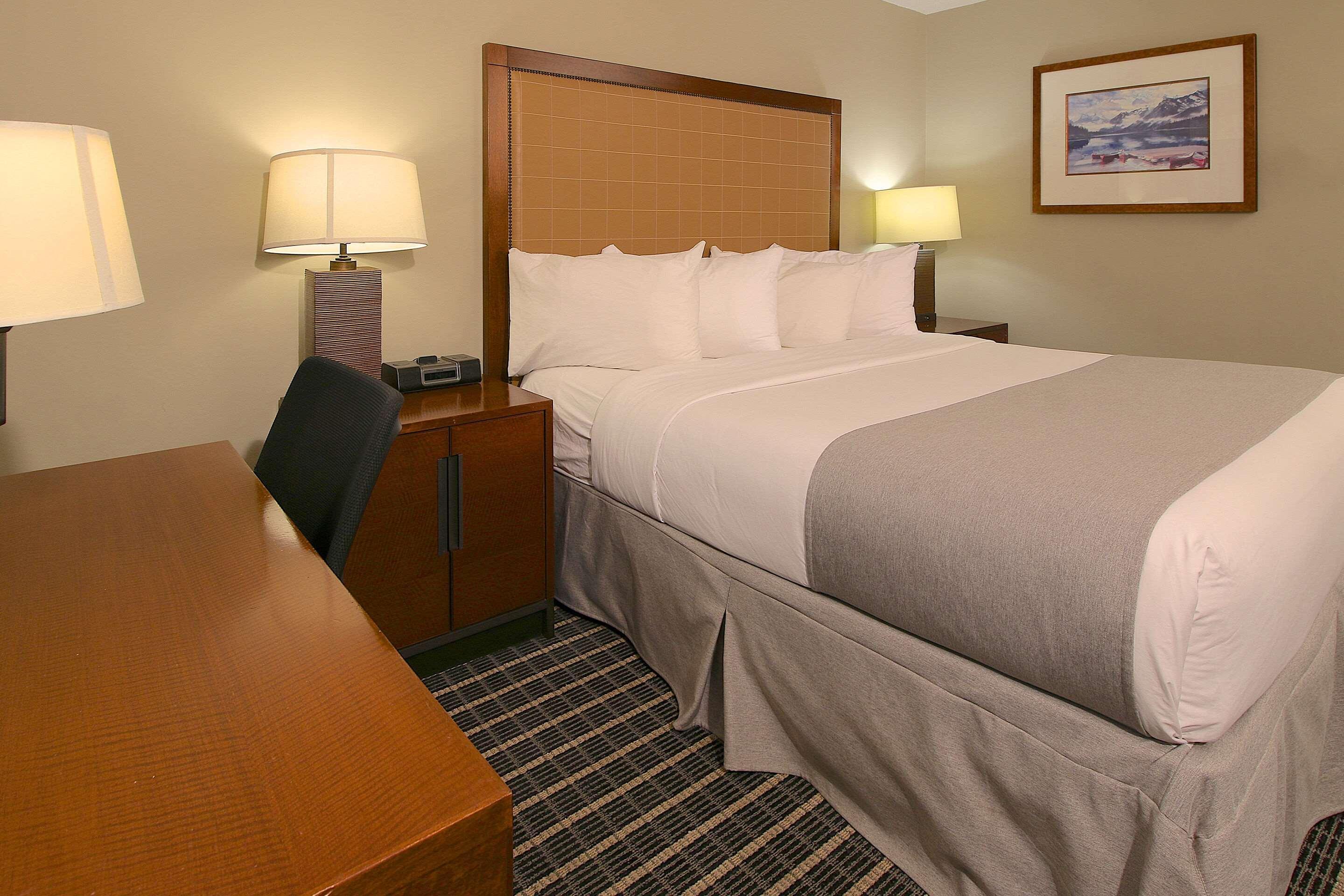 ทราเวลลอดจ์ บาย วินด์แฮม เมดิซิน แฮต Hotel เมดิซีนแฮท ภายนอก รูปภาพ