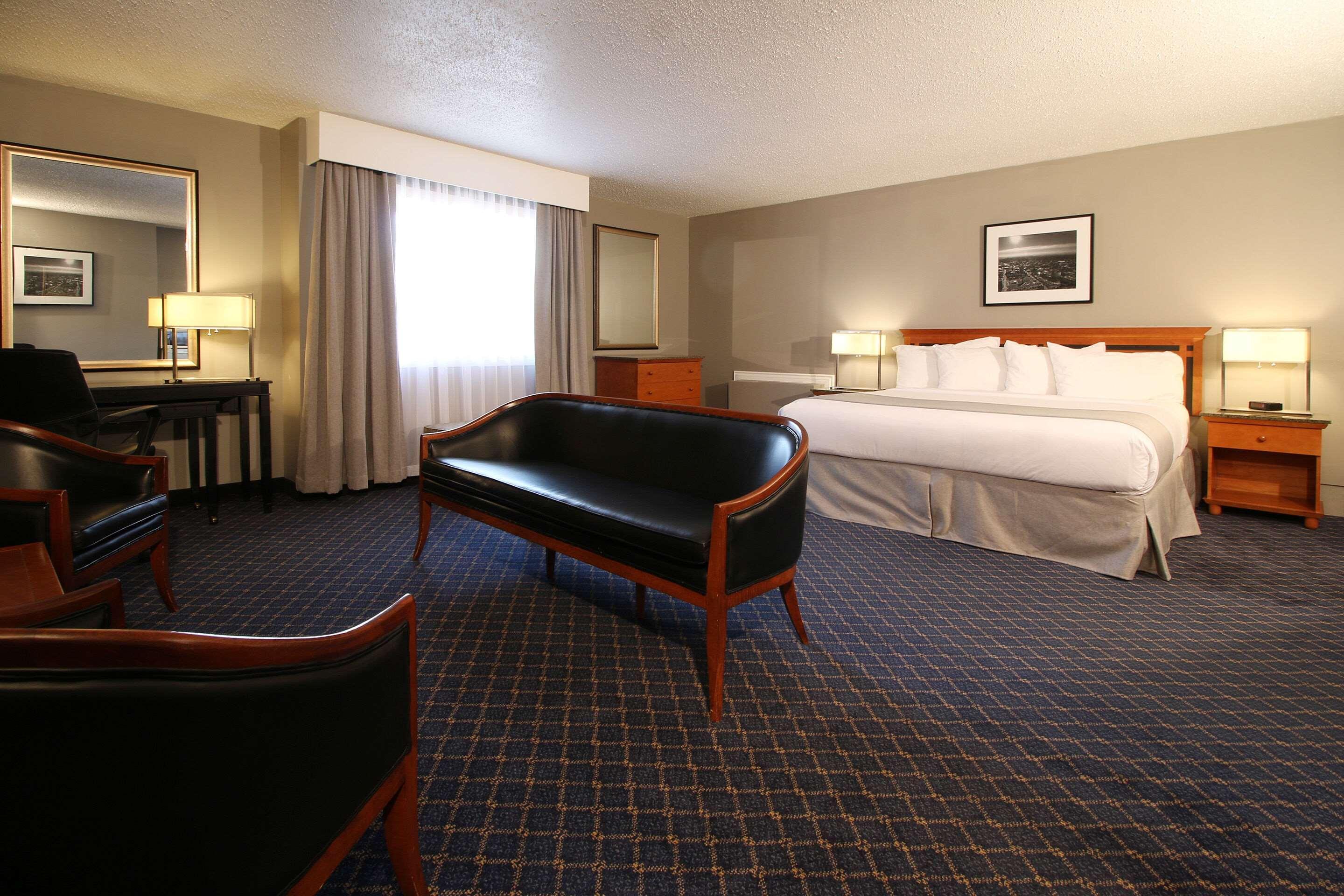 ทราเวลลอดจ์ บาย วินด์แฮม เมดิซิน แฮต Hotel เมดิซีนแฮท ภายนอก รูปภาพ