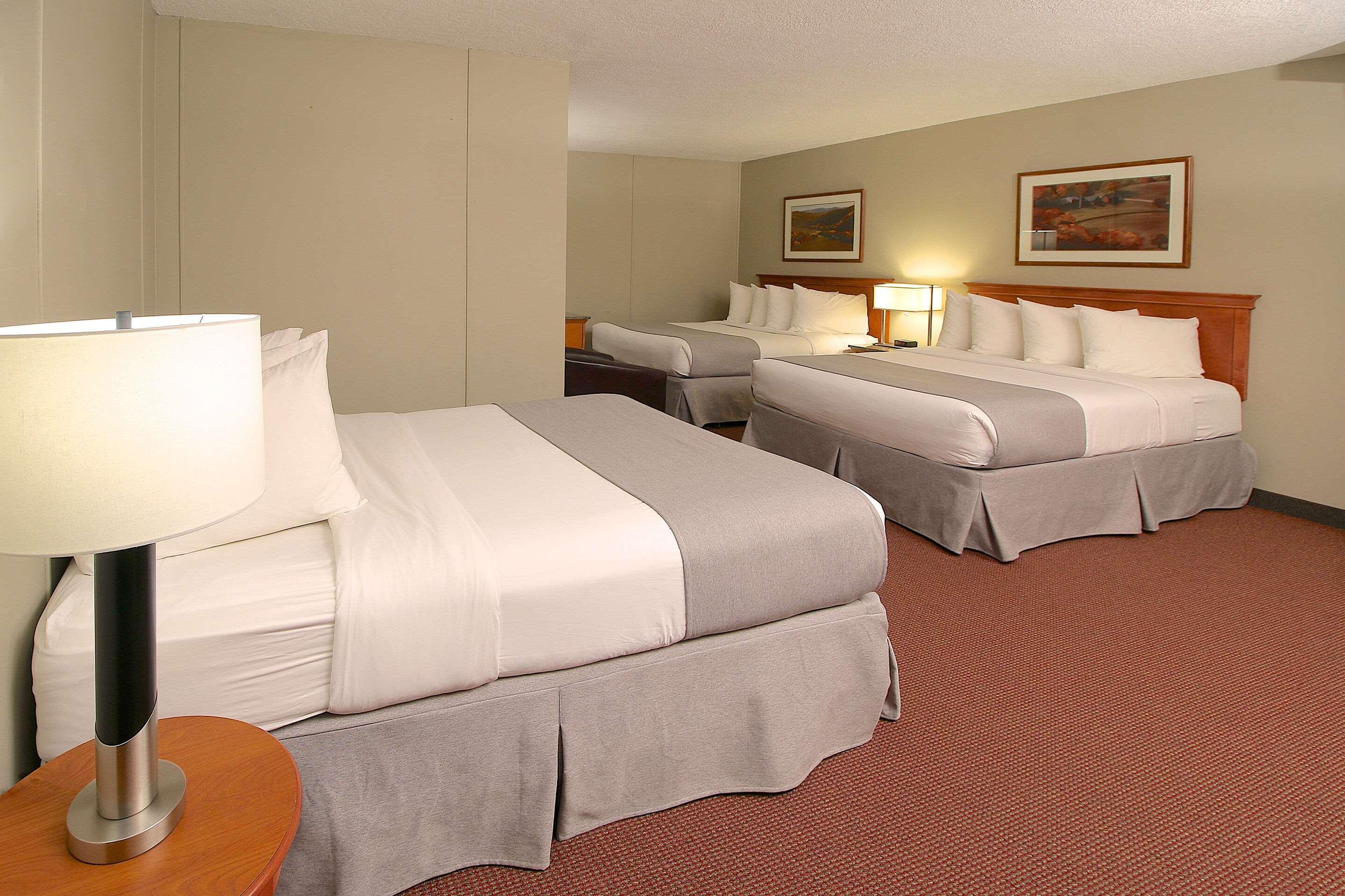 ทราเวลลอดจ์ บาย วินด์แฮม เมดิซิน แฮต Hotel เมดิซีนแฮท ภายนอก รูปภาพ