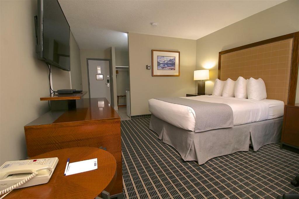 ทราเวลลอดจ์ บาย วินด์แฮม เมดิซิน แฮต Hotel เมดิซีนแฮท ภายนอก รูปภาพ
